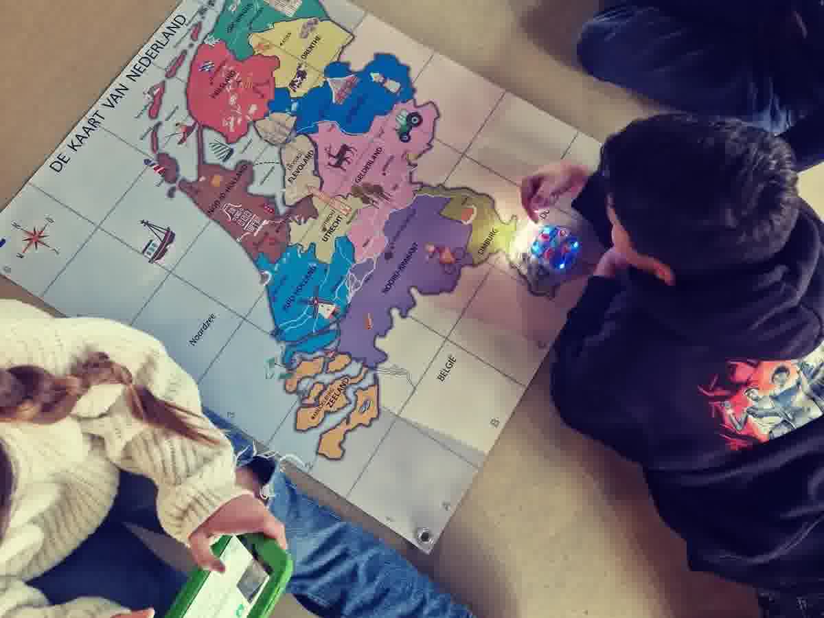 Leerlingen aan het werk met robots in de klas