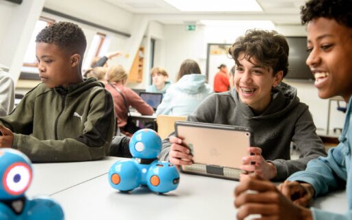 Leerlingen programmeren Dash-robots tijdens het RobotWise-programma