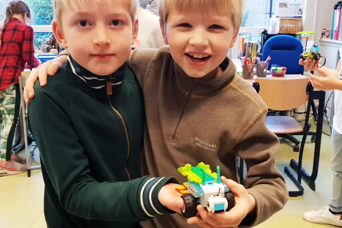 Kinderen ontdekken samen een onderwijsprogramma